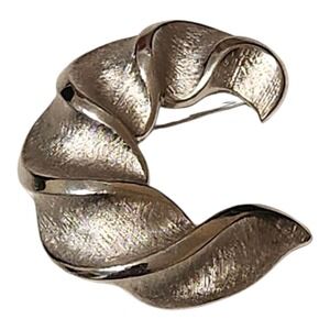 Vintage Crown Trifari Silver Tone Swirl Brooch Textured Ribbon Abstract‎ Design